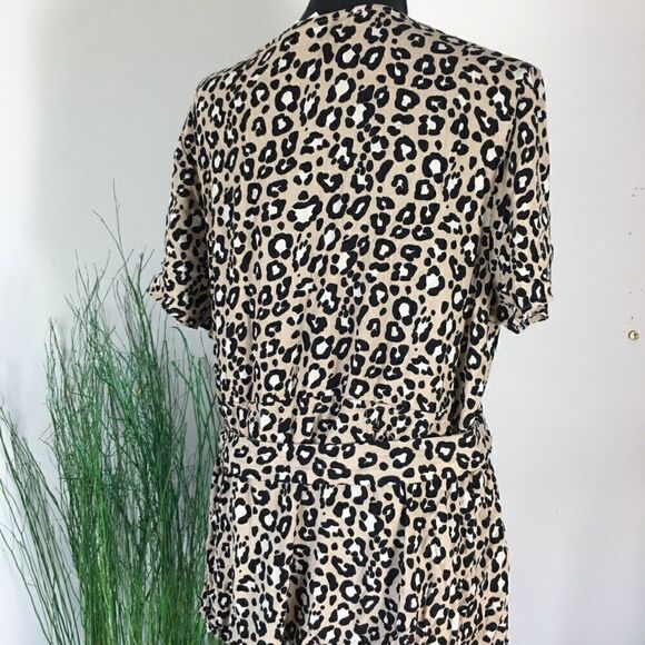 #138 Plus Size Ava + Viv Leopard Crossover Top - Picture 5 of 6